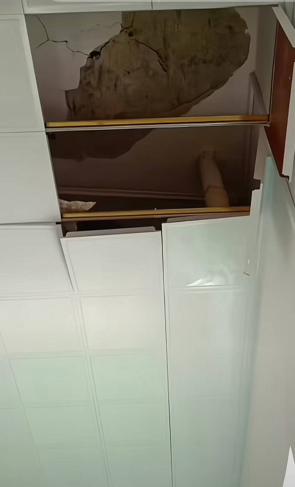 海南一小学教学楼成危楼致学生停课，教育局：借地办学，班车接送
