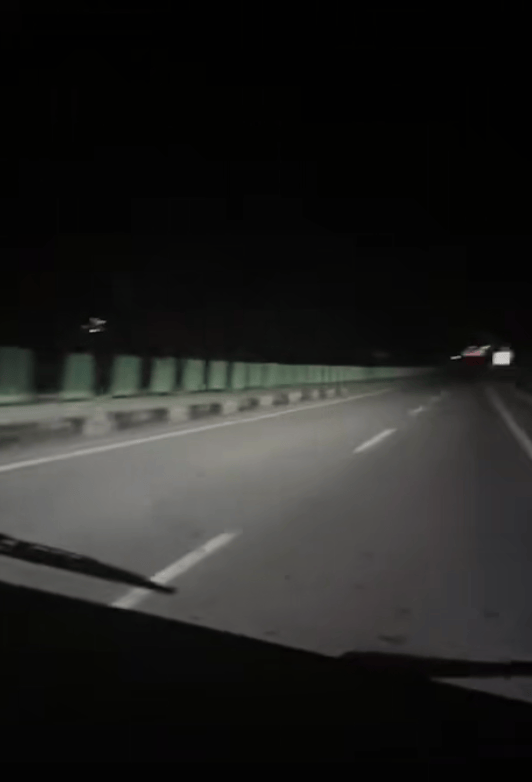 黑龙江一货车高速上车灯故障，后方车照明护送50公里，货主：看见光心一下亮了