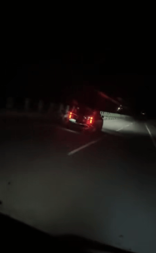 黑龙江一货车高速上车灯故障，后方车照明护送50公里，货主：看见光心一下亮了